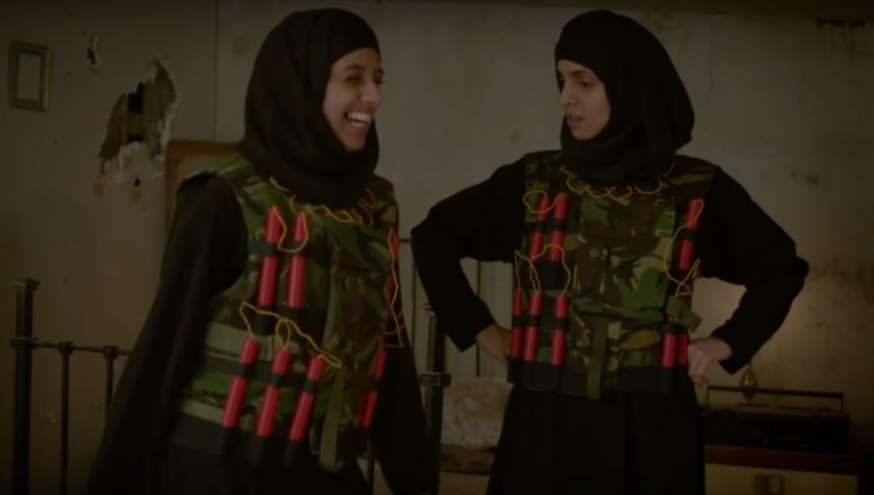 © Capture écran BBC 2 Dans ce sketch, l'une des femmes de djihadistes se met en colère lorsqu'elle voit qu'une de ses amies porte le même gilet explosif qu'elle.