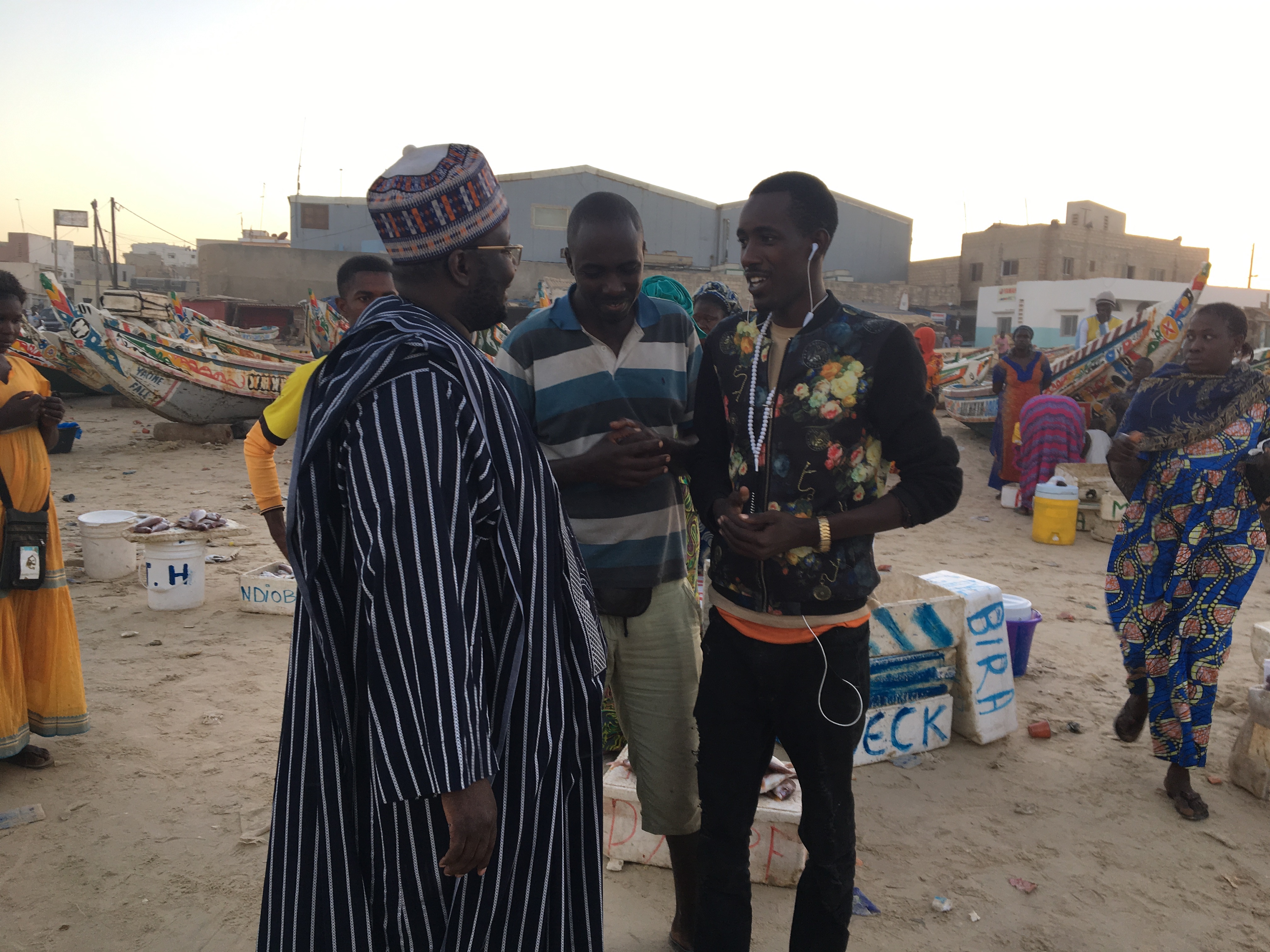 Photos : Serigne Mansour Niasse, un marabout modeste qui achète du poisson pour ses femmes
