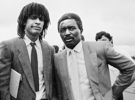 Zacharie Noah avec son fils Yannick en juin 1983 à Yaoundé au Cameroun. PIERRE GUILLAUD / AFP