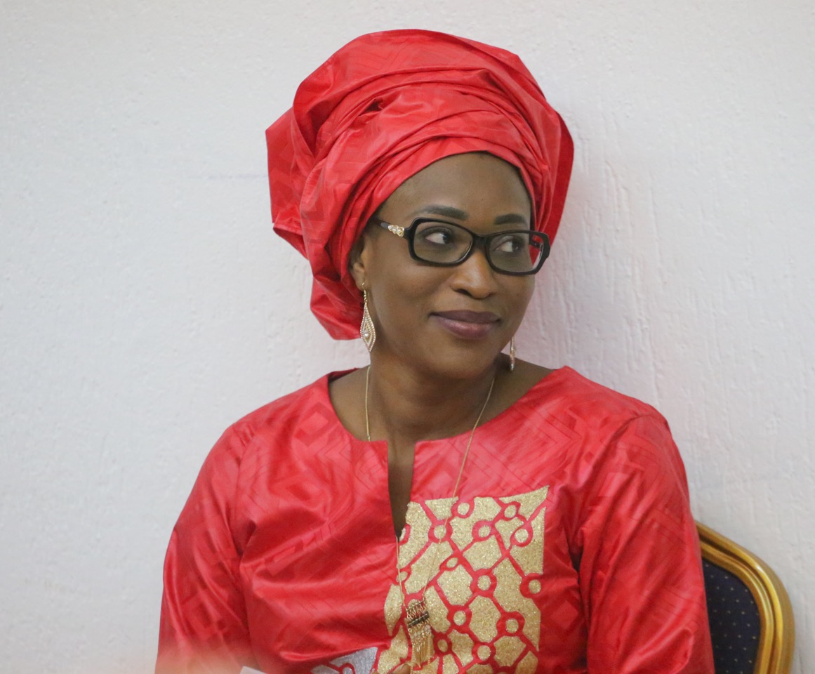 6 PHOTOS : la belle Zahra Iyane Thiam Diop très classe en rouge, regardez