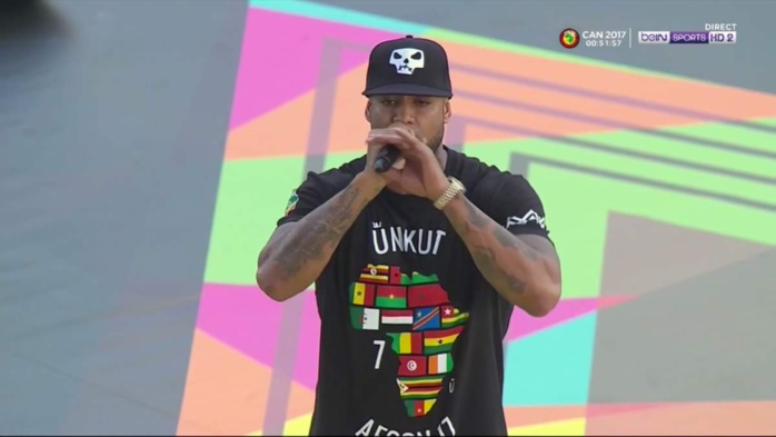 Booba, le rappeur franco-sénégalais a débarqué au Gabon avec un tee-shirt où était écrit : « j’ai couru comme un esclave pour marcher comme un roi ».