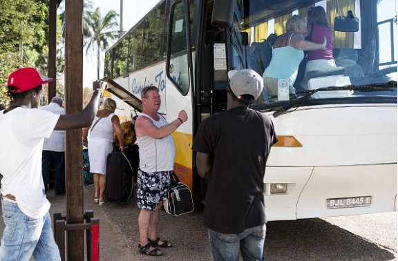 Arrêt sur images: Les touristes fuient la Gambie
