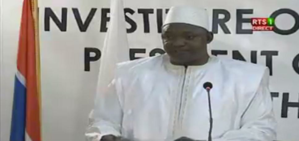La cérémonie de l’investiture d’Adama Barrow "aura lieu à l'ambassade à Dakar à 16H00" (locales et GMT), a déclaré ce porte-parole, Halifa Sallah, à Banjul.
