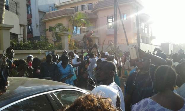 Des Gambiens célèbrent l'investiture d'Adama Barrow