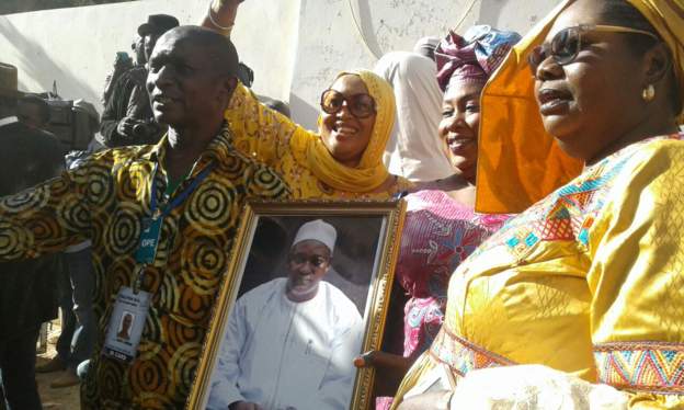 Des Gambiens célèbrent l'investiture d'Adama Barrow