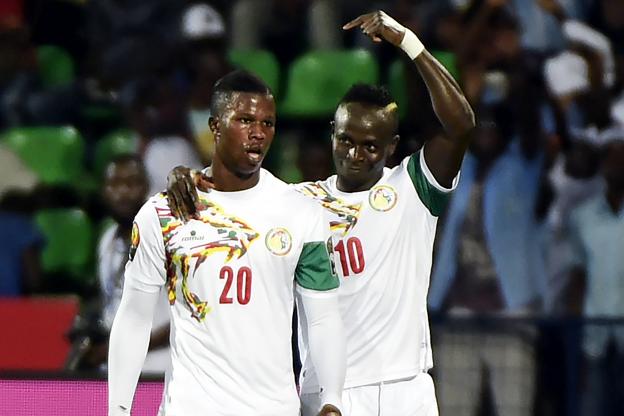Sadio Mané remercie Keita Baldé, qui lui a offert le premier but. (AFP)