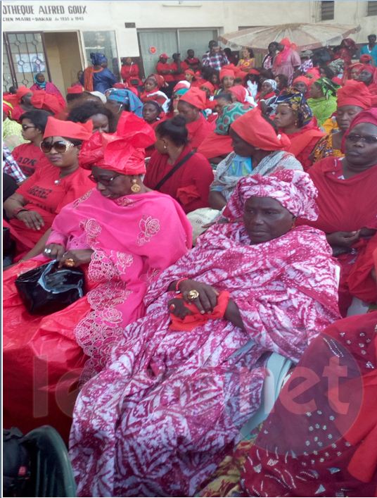 Photo- les partisans du maire de la Médina, Bamba Fall brandissent la couleur rouge pour protester contre son son arrestation!!!