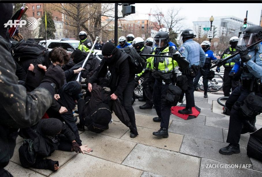 Photos- Incidents lors du rassemblement anti-Trump, la police de Washington arrête plus de 90 manifestants