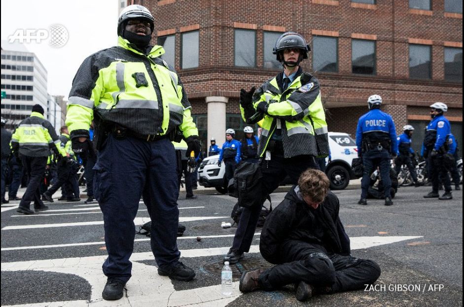 Photos- Incidents lors du rassemblement anti-Trump, la police de Washington arrête plus de 90 manifestants