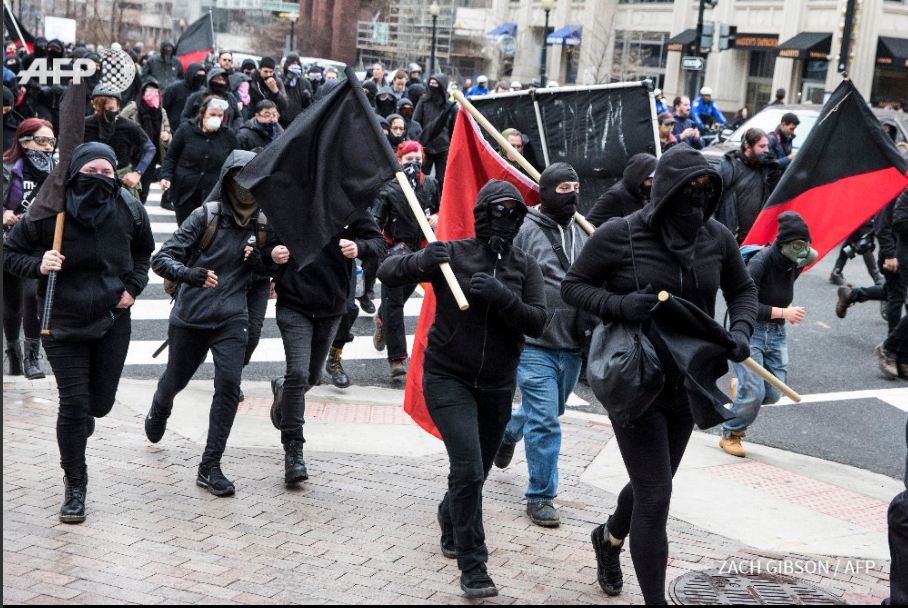 Photos- Incidents lors du rassemblement anti-Trump, la police de Washington arrête plus de 90 manifestants