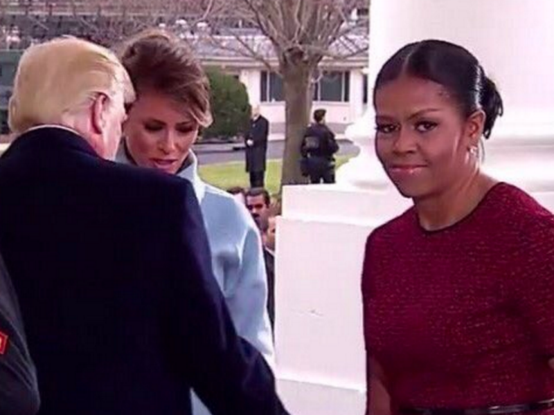 La drôle de tête de Michelle Obama quand elle reçoit le cadeau de Melania Trump