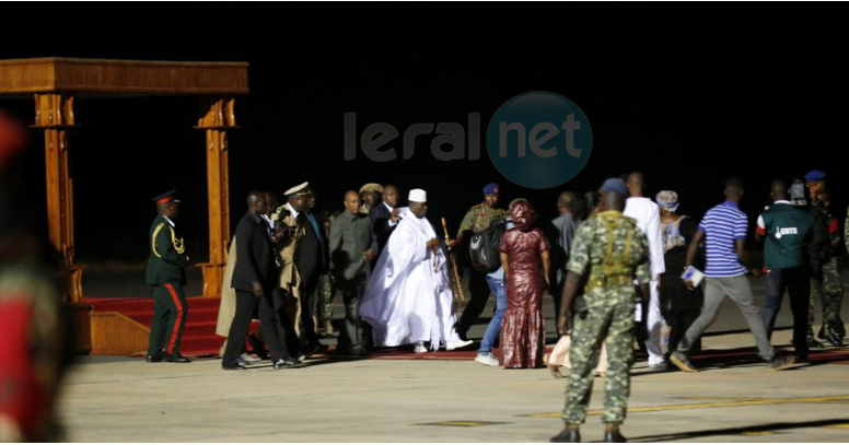 Photo: cette image forte de Jammeh et d'Alpha Condé en partance pour la Guinée fera date en Gambie