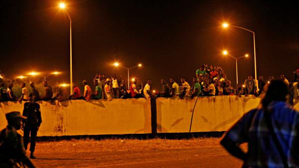 Des supporters de de Yahya Jammeh à l'aéroport de Banjul assistent impuissants au départ de leur ancien président.  ©Afolabi Sotunde/REUTERS.