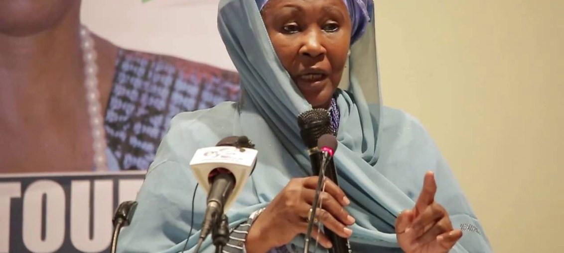 Fatoumata Jallow Tambajang ne peut pas occuper le poste de vice-présidente de la Gambie selon la Constitution gambienne.