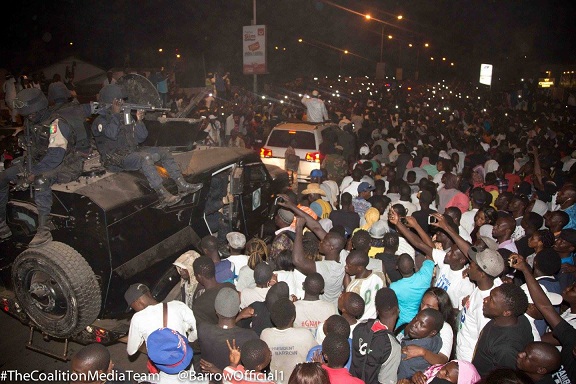 Adama Barrow à Banjul avec une sécurité armée jusqu'aux dents