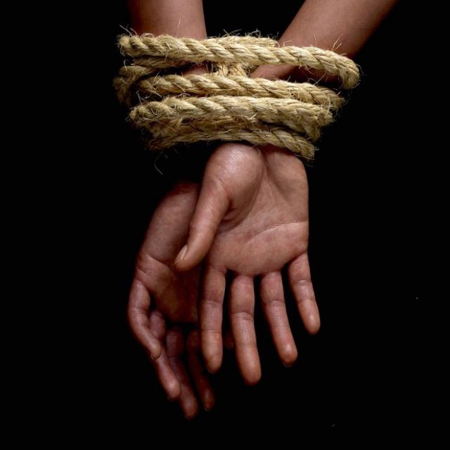 Il enlève et séquestre une fille, tombe amoureux d'elle, tue son complice...