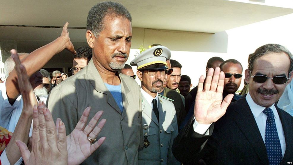 Le président de la Mauritanie, Maaouya Ould Sid 'Ahmed Taya, salue ses partisans après avoir voté dans la capitale Nouakchott, Mauritanie, 7 novembre 2003. epa/ NIC Bothma