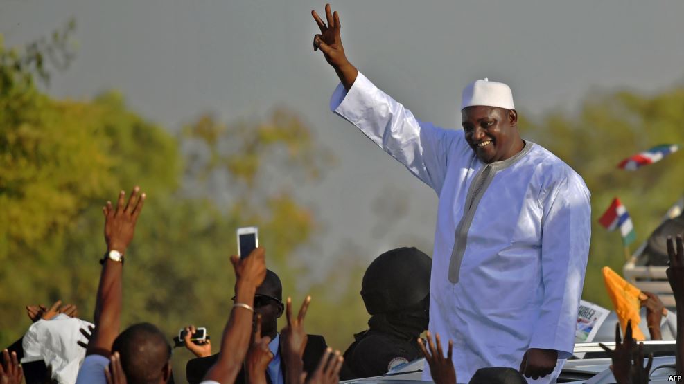 Le président gambien Adama Barrow salue ses partisans à son retour de Dakar, à Banjul, Gambie, 26 janvier 2017.