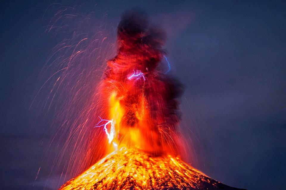 Incroyable éruption du volcan de Colima de Mexico, regardez