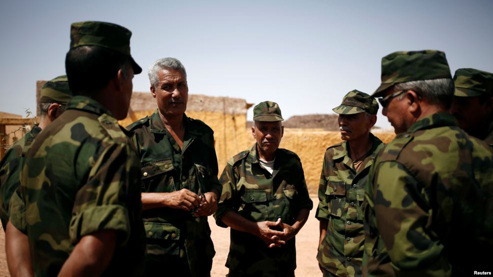 Le commandant Sidi Waghal parle avec ses officiers près de Tifariti, dans l'ouest du Sahara, le 9 septembre 2016.