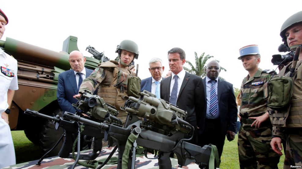 Le Premier ministre Manuel Valls a rendu visite à l'armée française basée à Abidjan, Côte d'Ivoire, le 30 octobre 2016.