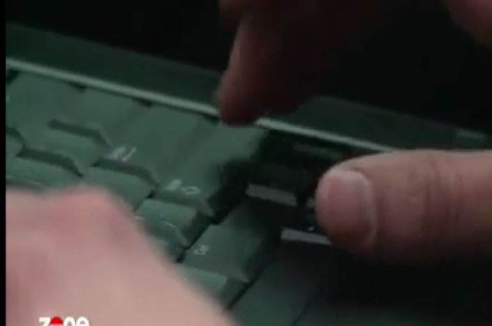 Comment Savoir Si Son Ordinateur Est Espionné Regardez comment ce génie informatique hacker espionne cette famille