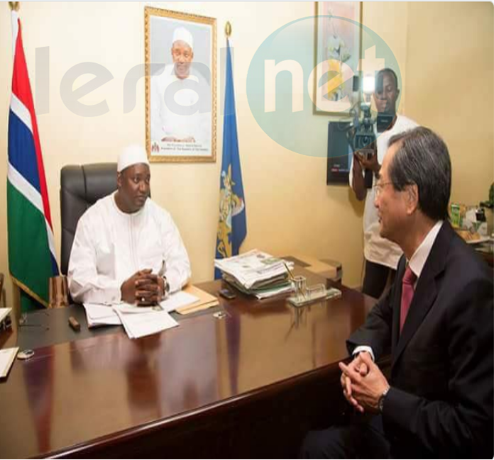le Président Adama Barrow et l'ambassadeurTakeshi Kitahara