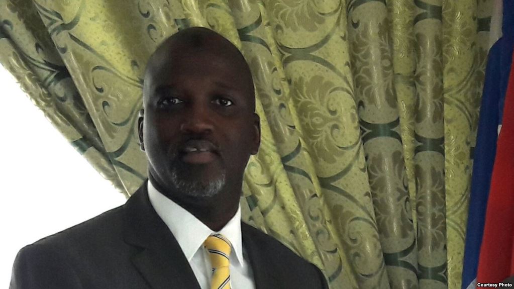 Abubacarr Tambadou, le ministre de la Justice, lors d'une rencontre avec l'ambassadeur britannique Colin Crorkin, à Banjul, Gambie, le 8 février 2017. (Ambassade britannique)