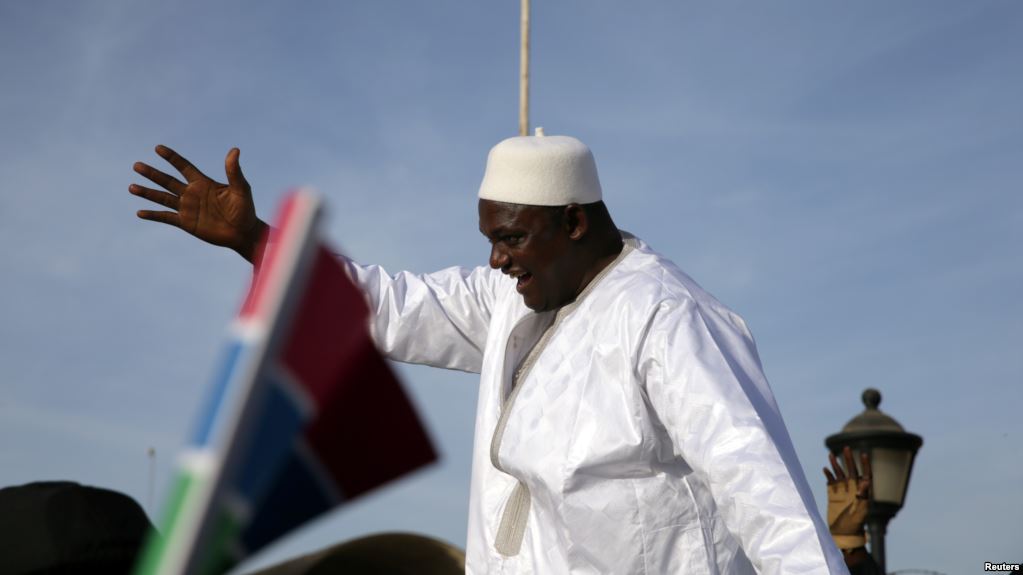 Le président gambien Adama Barrow salue ses partisans à son retour de Dakar, à Banjul, Gambie, 26 janvier 2017.