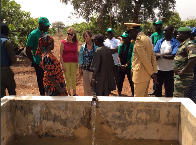 Photos: Son Excellence Lise Filiatrault, ambassadrice du Canada au Sénégal en visite de travail en Casamance dans les champs de production d'anacarde
