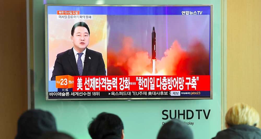 Des Sud-Coréens regardent à la télévision les images du tir de missile lancé par la Corée du Nord. - AFP