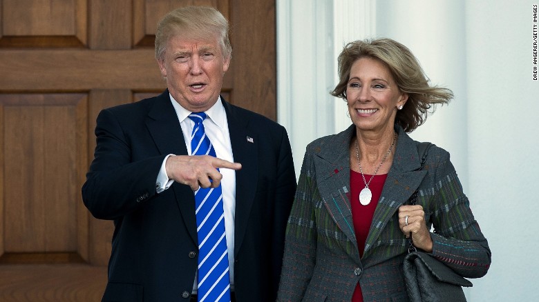 Aux Etats-Unis, une milliardaire controversée nommée au Département  de l’Education