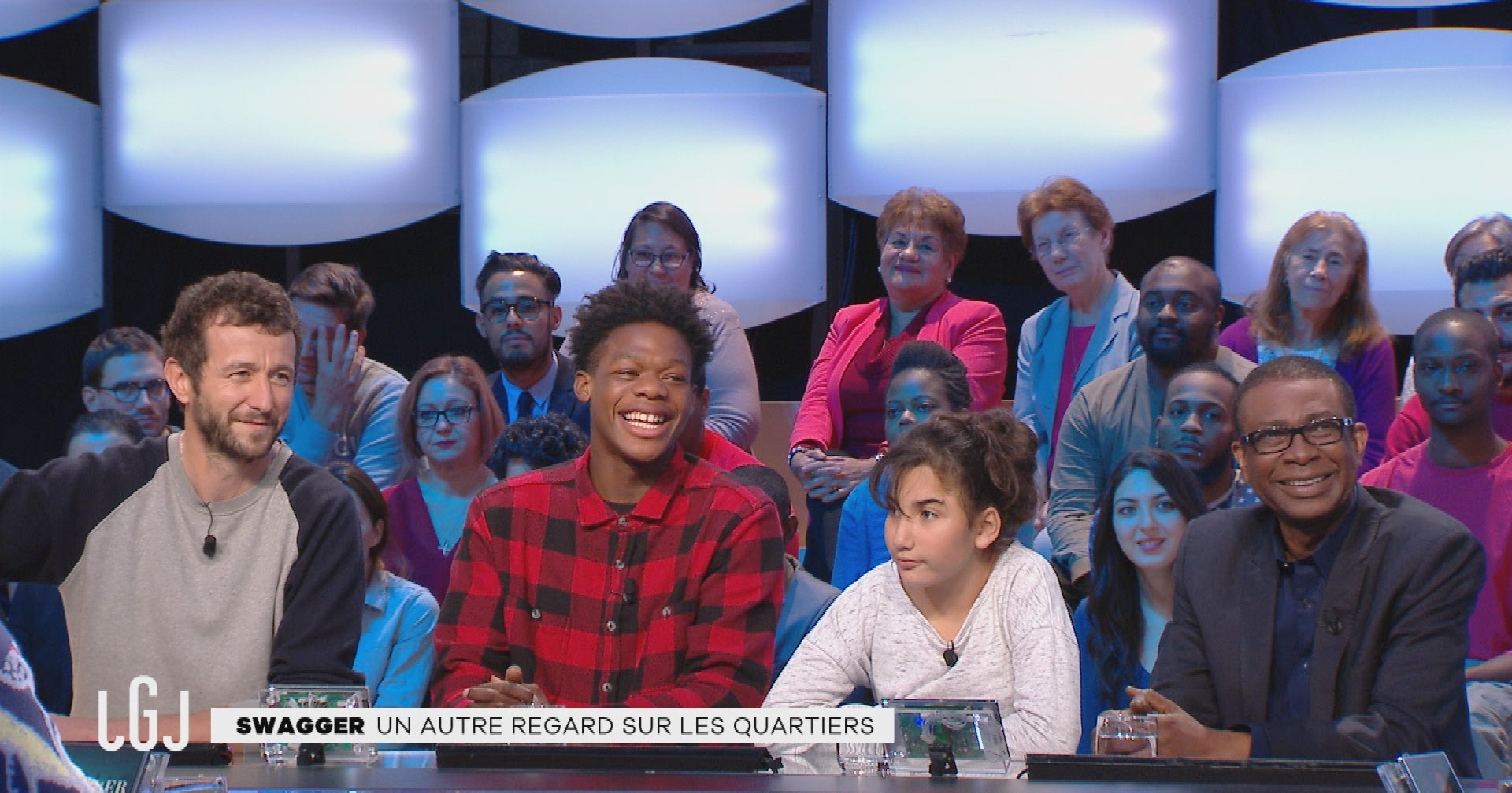 Le Grand Journal, la suite du 17/11 - Avec Youssou N'Dour, Olivier Babinet, Aaron N'Kimabi, Régis N'Kissi - CANALPLUS.FR