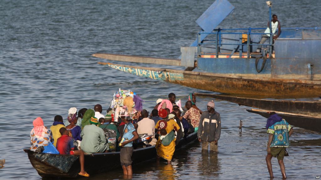 Des habitants fuient Ségou à bord d'un bateau sur la rivière du Niger, au centre du Mali, le 15 janvier 2013. (Photo d'illustration)