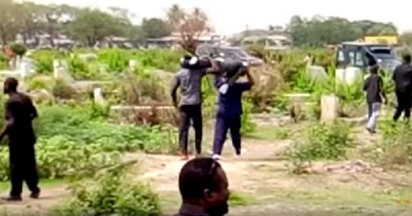 Ghana: Un employé d’une morgue retire un cadavre de son cercueil en plein enterrement. La raison (PHOTOS)