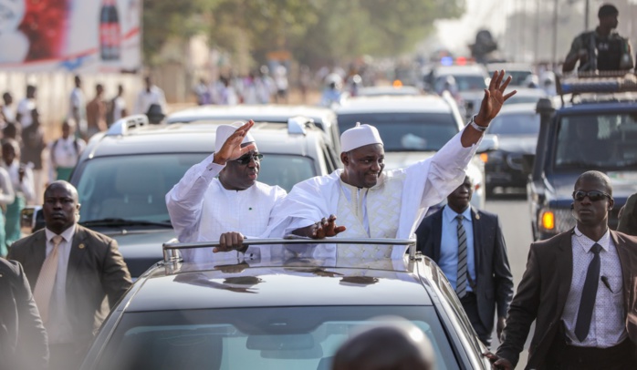 Photo: Le Président Macky Sall et son homologue gambien Adama Barrow dans les rues de Banjul