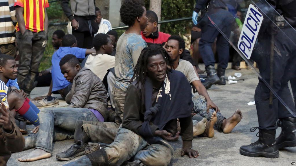 La police espagnole surveillent des réfugiés clandestins dans l'enclave de Ceuta, le 17 février 2017.