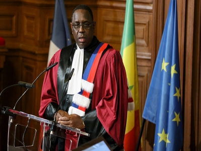 Le titre et les insignes de Docteur Honorus Causa du conservatoire nationale des arts et métier est remis au président du Sénégal Macky Sall