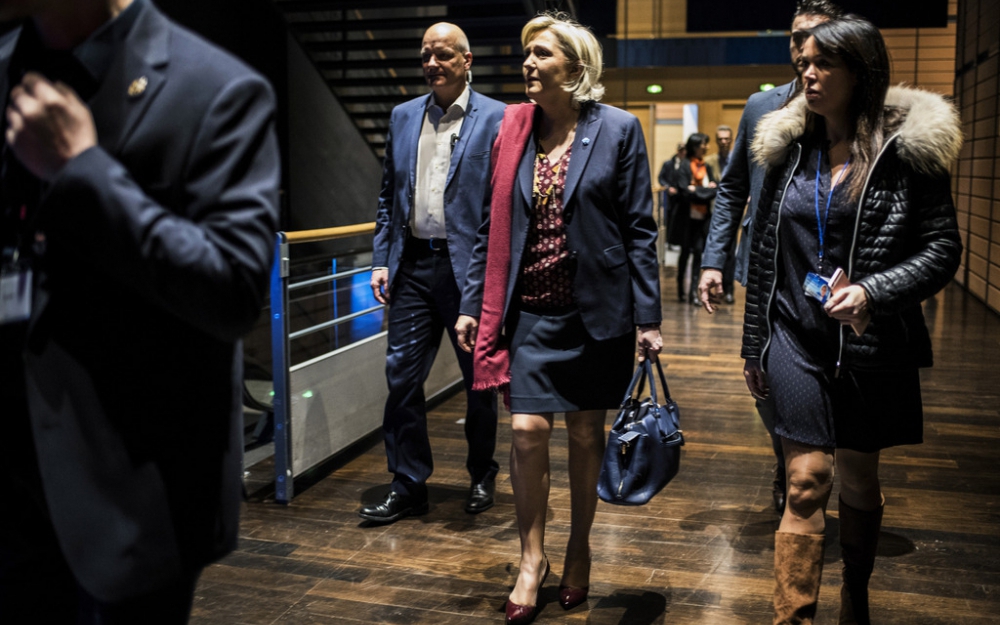 Emplois fictifs: deux proches de Marine Le Pen en garde-à-vue