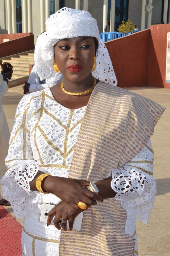 Adja Sy, l’Administratrice de la Place du Souvenir Africain en brodé blanc or, regardez