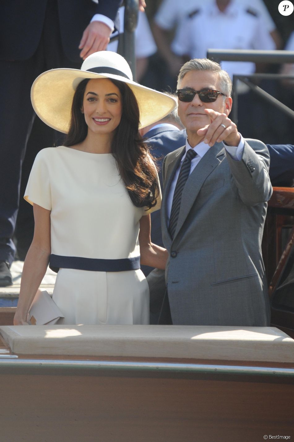George Clooney et sa femme Amal Alamuddin quittent le palais de Ca Farsetti à Venise, le 29 septembre 2014 © BestImage