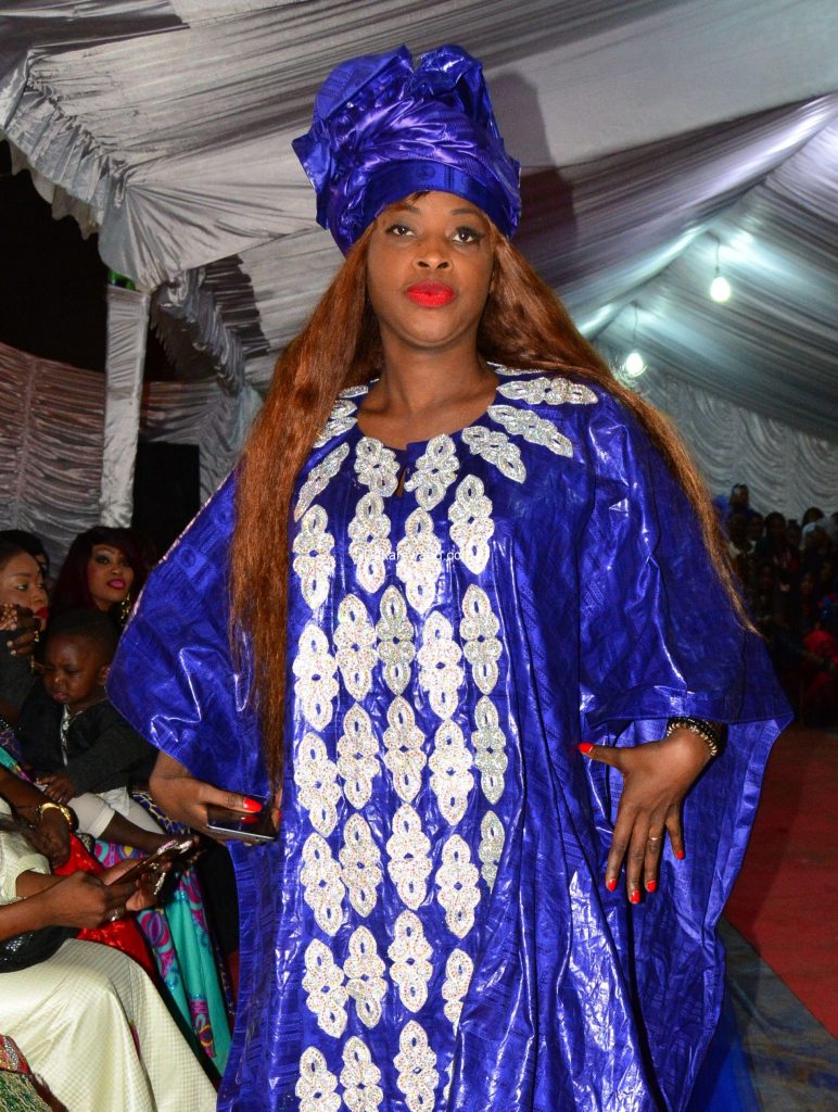 Ndèye Guèye étale sa beauté africaine avec un grand boubou bleu