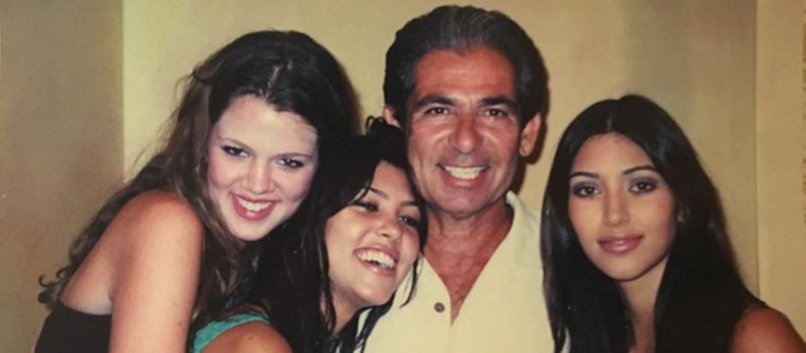 Kim Karda­shian : des photos de famille inédites publiées en hommage à leur père mort