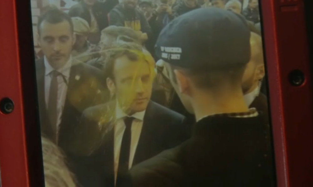 Macron reçoit un œuf en pleine tête au Salon de l'agriculture