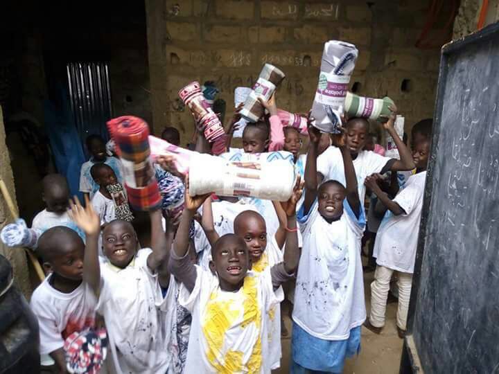 Distribution de couvertures pour nos talibés petites gouttes
