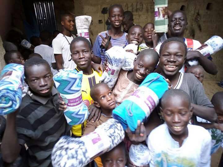 Distribution de couvertures pour nos talibés petites gouttes