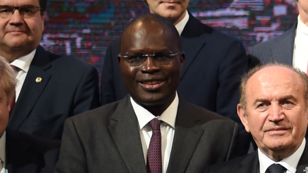 Le maire de Dakar, Khalifa Sall, le 2e à droite, lors de la Conférence sur le climat à Paris, France, le 4 décembre 2015.