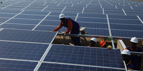 Des ingénieurs ougandais réparent les panneaux solaires d'une installation à 300 kilomètres de Kampala. © Stephen Wandera/AP/SIPA