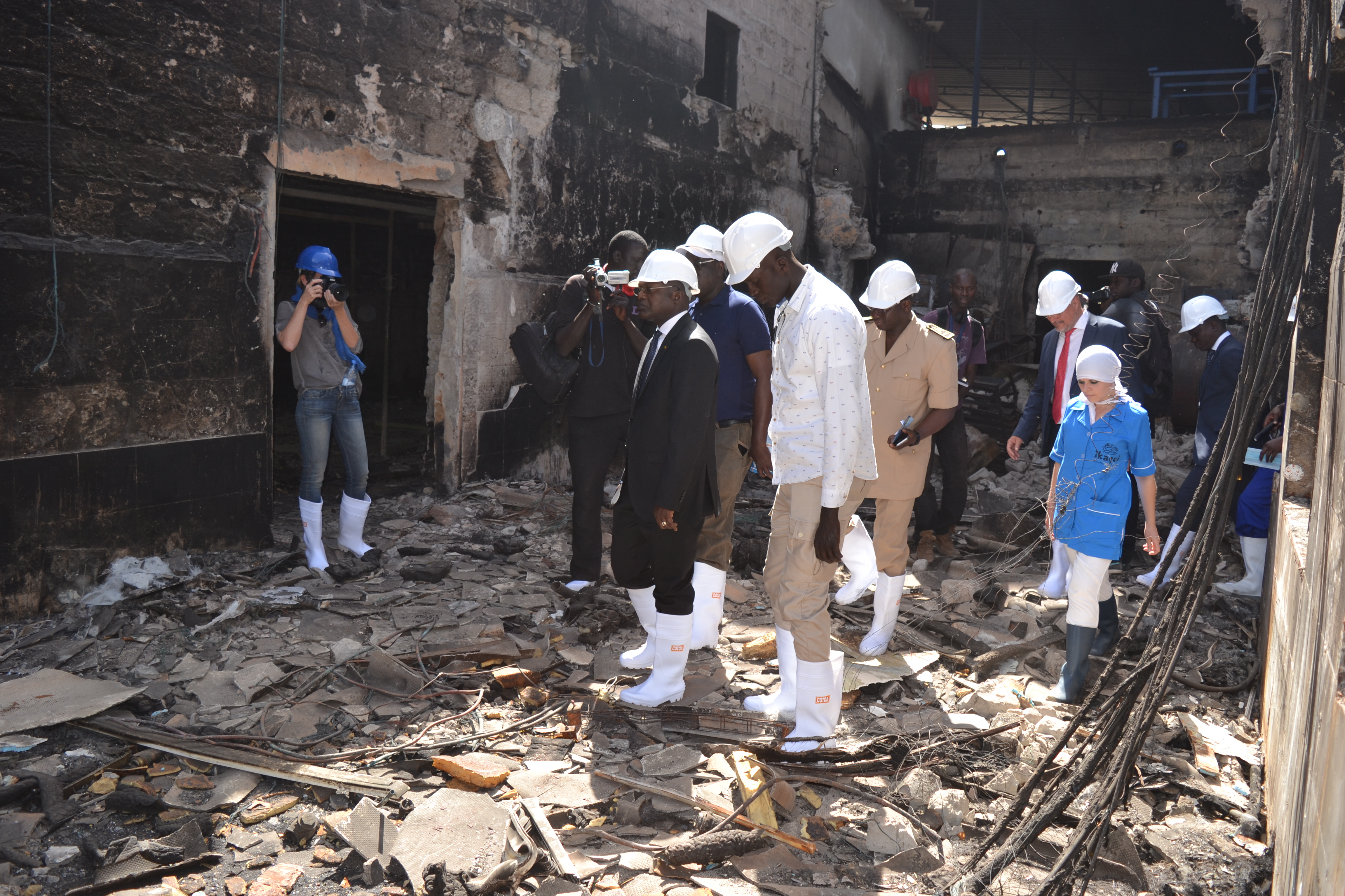 Usine IKAGEL de Mbour ravagée par les flammes : Le ministre Oumar Gueye sur les lieux de l’incendie