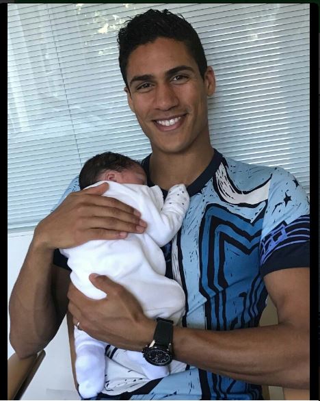 Le nouveau papa, Raphaël Varane, avec son petit garçon
